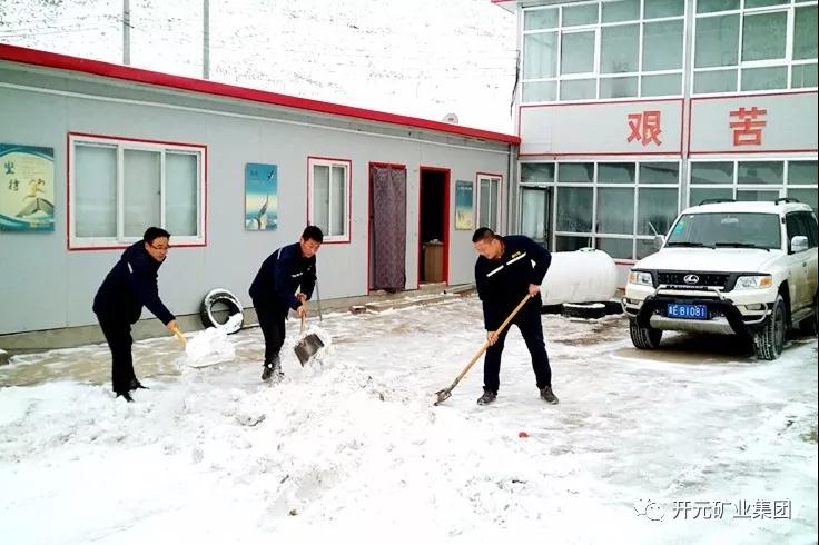 人間四月芳菲盡，山中春雪還復(fù)來(lái)