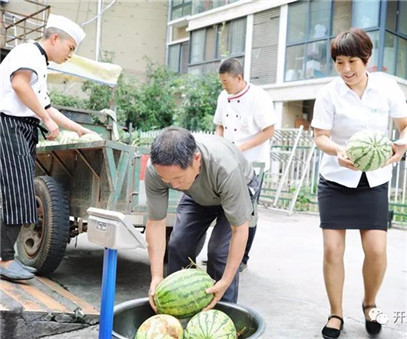 買下一整車西瓜，讓瓜農(nóng)早點回家